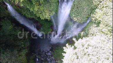 热带丛林中的瀑布，水落到70<strong>米</strong>深。 从无人机看到瀑布的正面。